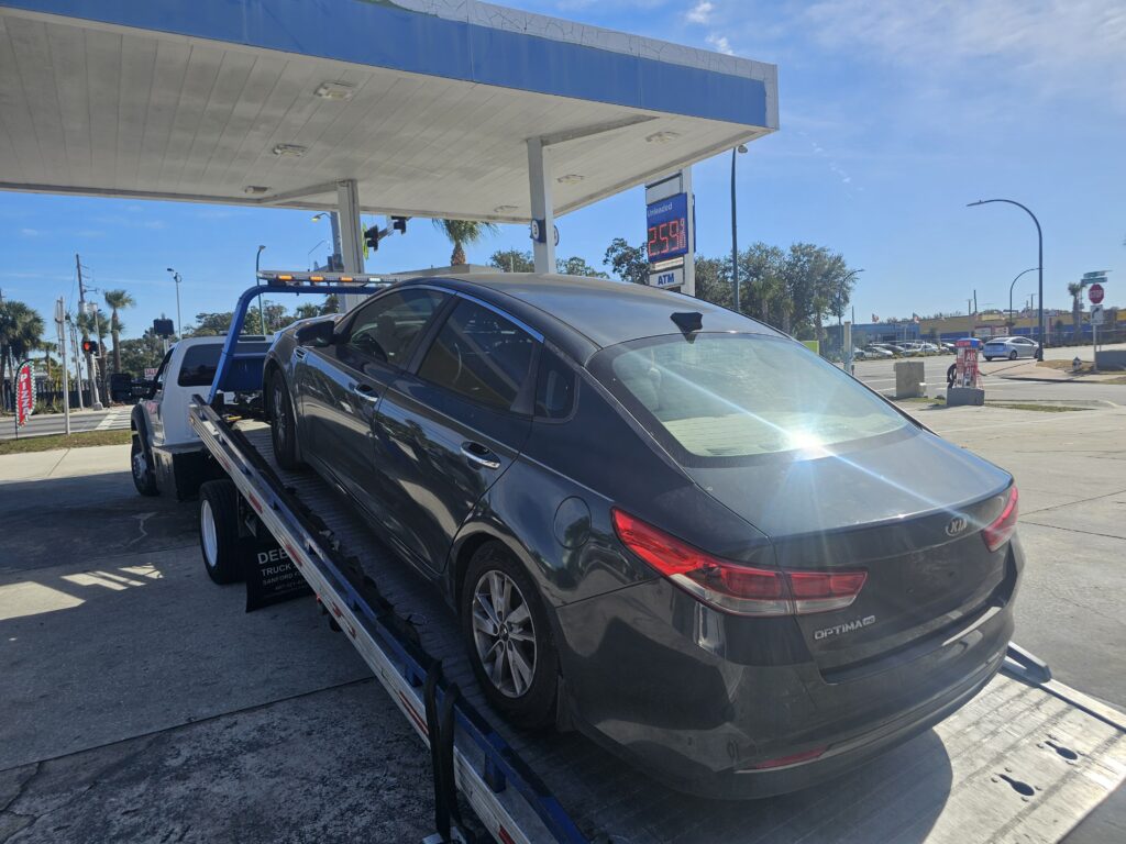 Tow truck in Orlando, FL assisting a stranded vehicle with 24/7 roadside assistance